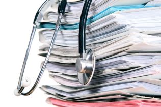 Cyfryzacja dokumentacji medycznej – czy można pozostawić część dokumentów w postaci papierowej