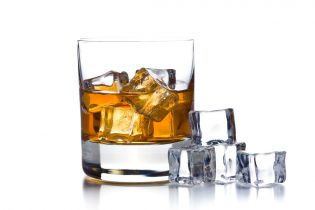„Piję jak każdy” – jak sprawdzać skłonność do alkoholu u osób badanych