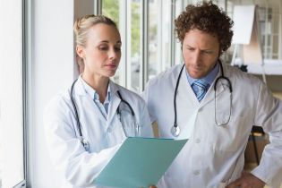 Jakie konsultacje może przeprowadzić lekarz medycyny pracy, aby nie wykroczyć poza swoje umiejętności zawodowe