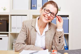 Okulary korekcyjne dla pracowników wykonujących pracę w trybie zdalnym – rola lekarza medycyny pracy
